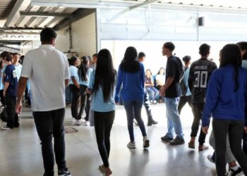 Estudantes nascidos em novembro e dezembro recebem hoje o Pé-de-Meia 2026. Veja calendário, quem tem direito e valores do programa do MEC.