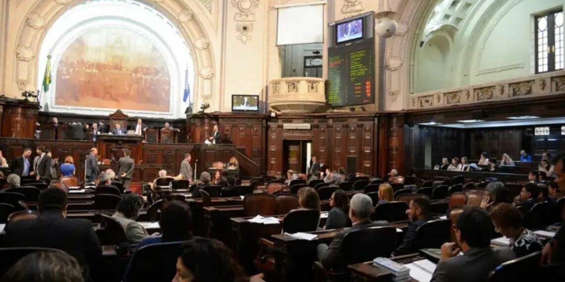 TRE-RJ fará nova contagem de votos das eleições de 2022 após cassação de Rodrigo Bacellar. Medida pode mudar composição da Alerj e cenário político no estado.