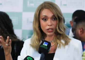 Ministério das Comunicações analisa denúncia de Erika Hilton contra Ratinho por falas consideradas transfóbicas em programa do SBT.