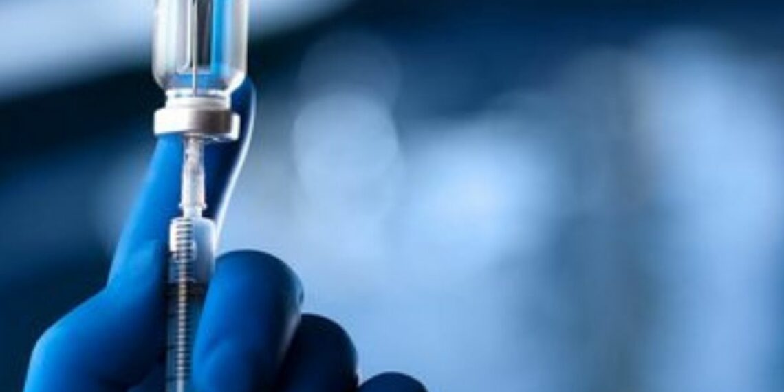 Governo brasileiro firma acordo com empresa chinesa para ampliar produção de vacinas. Parceria entre Fiocruz e WuXi Biologics fortalece o SUS e inovação.