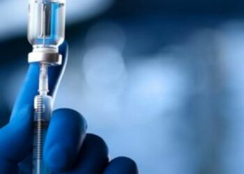 Governo brasileiro firma acordo com empresa chinesa para ampliar produção de vacinas. Parceria entre Fiocruz e WuXi Biologics fortalece o SUS e inovação.