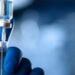 Governo brasileiro firma acordo com empresa chinesa para ampliar produção de vacinas. Parceria entre Fiocruz e WuXi Biologics fortalece o SUS e inovação.