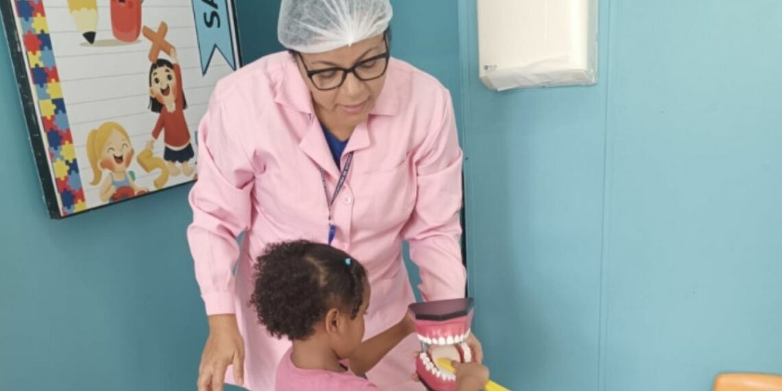 Vitória celebra o Dia Mundial da Saúde Bucal com ações em escolas e destaca resultados do programa Sorria Vitória na prevenção de doenças.