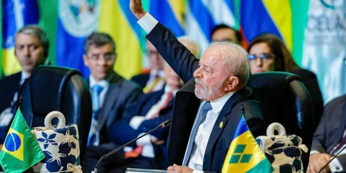 Lula propõe cinco eixos de cooperação entre América Latina e África em fórum na Colômbia, com foco em fome, clima, energia, IA e comércio.