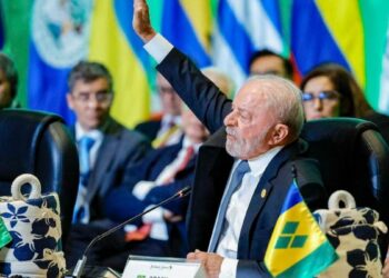 Lula propõe cinco eixos de cooperação entre América Latina e África em fórum na Colômbia, com foco em fome, clima, energia, IA e comércio.