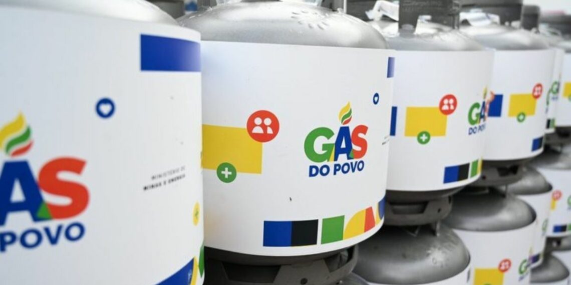 Programa Gás do Povo chega a 15 milhões de famílias e amplia distribuição gratuita de gás de cozinha. Nova etapa começa com investimento de R$ 957 milhões.