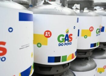 Programa Gás do Povo chega a 15 milhões de famílias e amplia distribuição gratuita de gás de cozinha. Nova etapa começa com investimento de R$ 957 milhões.