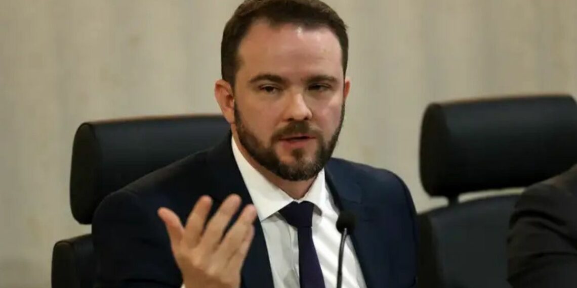 Governo propõe subsídio de R$ 1,20 por litro de diesel para conter alta dos preços. Medida divide custos entre União e estados e será debatida no Confaz.