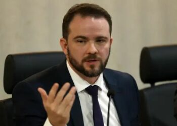Governo propõe subsídio de R$ 1,20 por litro de diesel para conter alta dos preços. Medida divide custos entre União e estados e será debatida no Confaz.