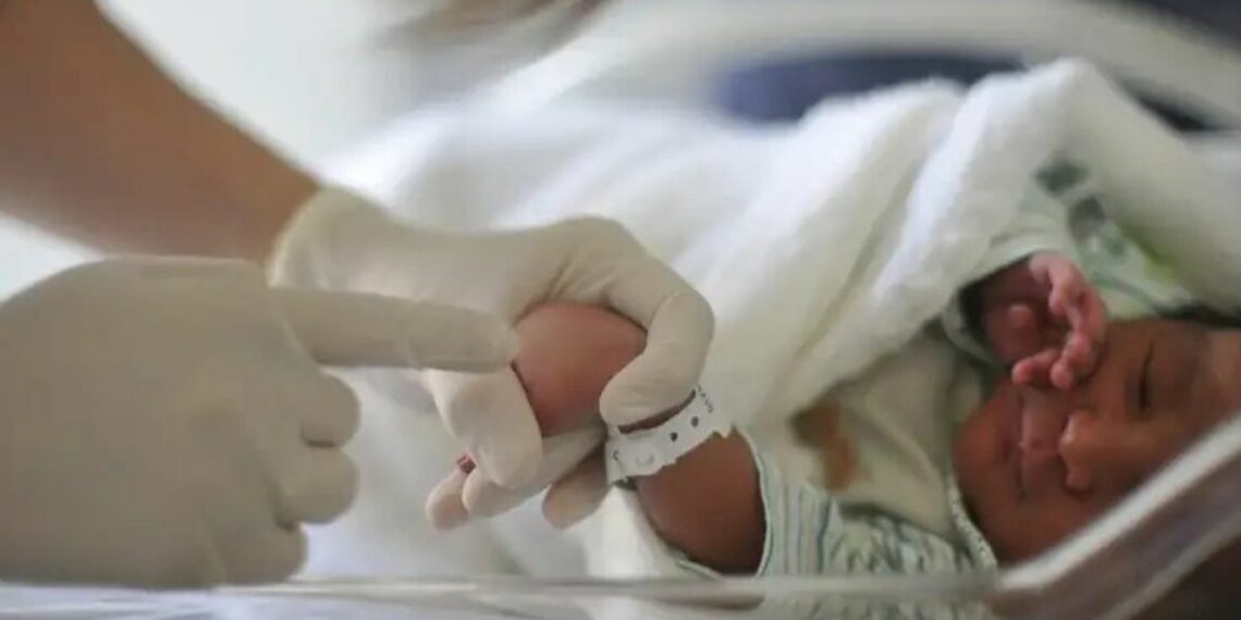 Queda histórica nas mortes de bebês e crianças está ligada a políticas públicas de saúde, mas ritmo de redução desacelera na última década.