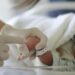 Queda histórica nas mortes de bebês e crianças está ligada a políticas públicas de saúde, mas ritmo de redução desacelera na última década.