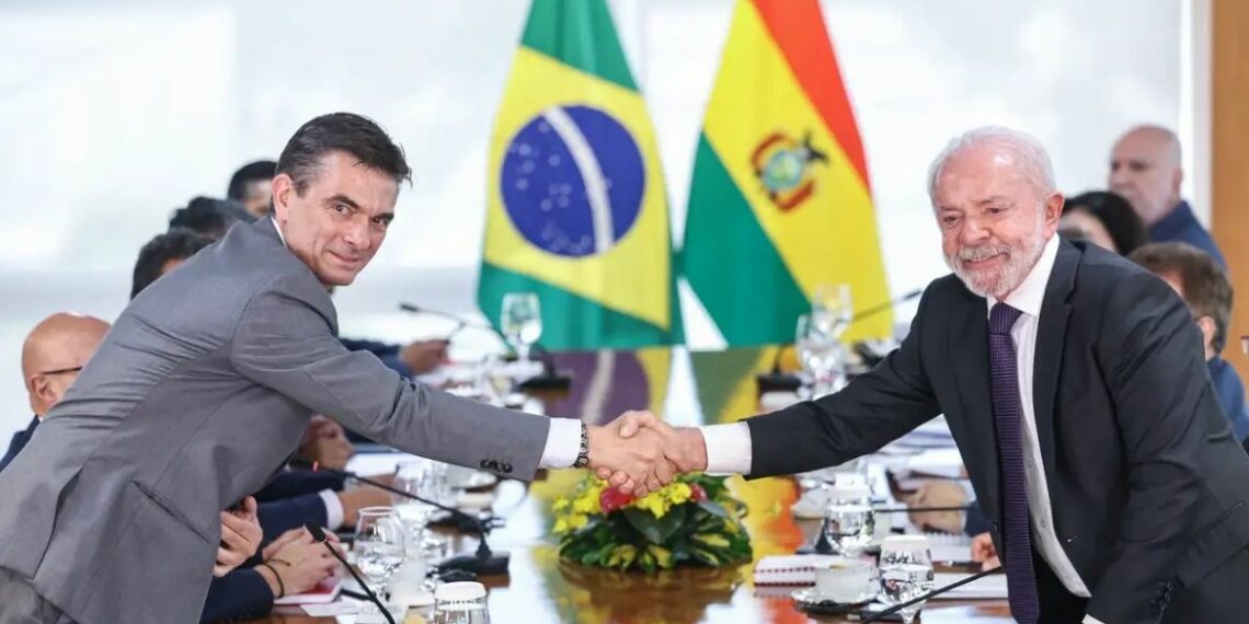 Lula defende ampliar produção de gás na Bolívia e aumentar importações para o Brasil durante encontro com o presidente boliviano Rodrigo Paz.