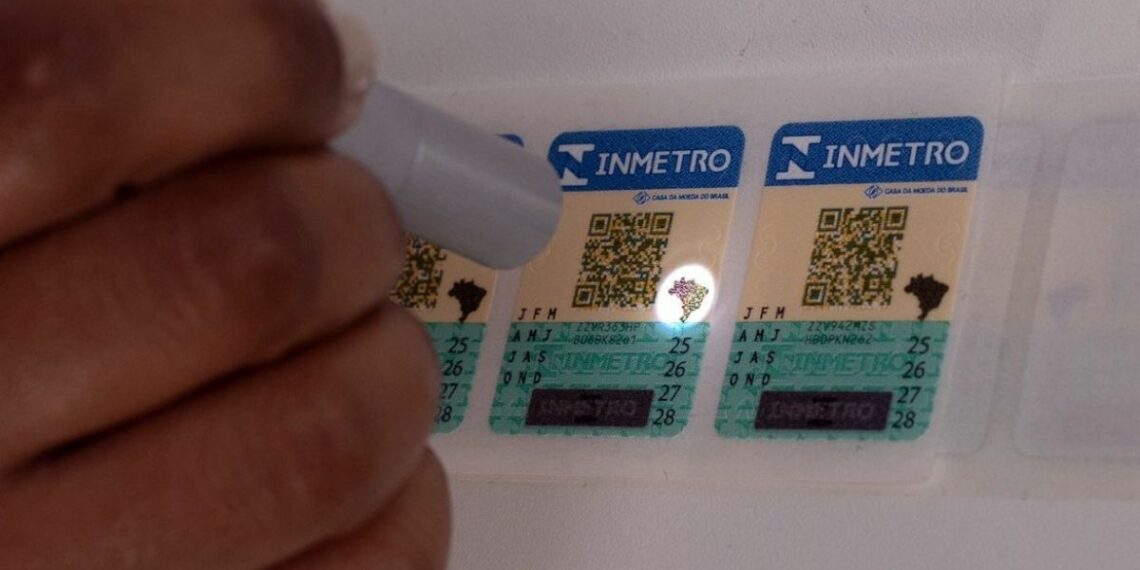Inmetro substitui selos antigos por versão com QR Code e verificação digital a partir de abril.