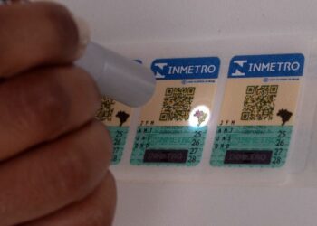 Inmetro substitui selos antigos por versão com QR Code e verificação digital a partir de abril.