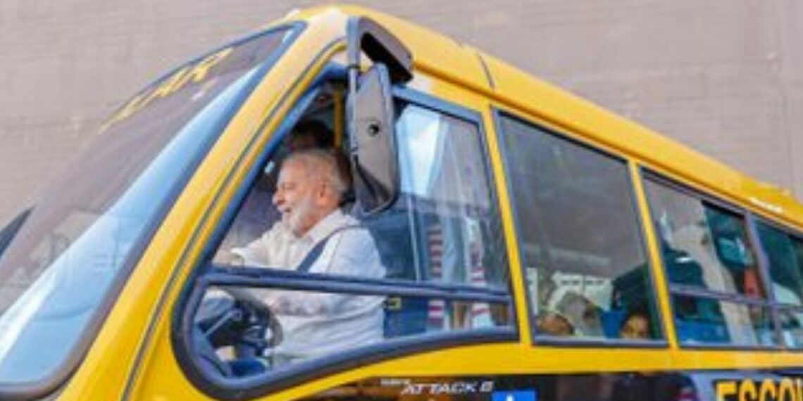Lula participa em Minas Gerais da entrega de novos ônibus escolares do Novo PAC. Investimento de R$ 500 milhões deve beneficiar até 120 mil estudantes em todo o país.