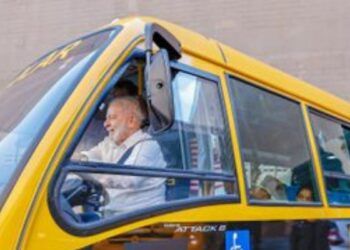 Lula participa em Minas Gerais da entrega de novos ônibus escolares do Novo PAC. Investimento de R$ 500 milhões deve beneficiar até 120 mil estudantes em todo o país.