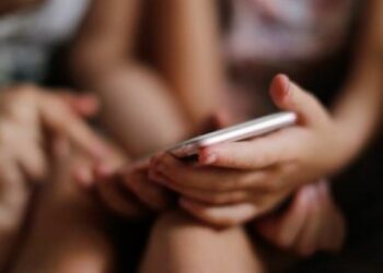 ECA Digital passa a valer no Brasil com regras para proteger crianças na internet, incluindo verificação etária, remoção de conteúdos e responsabilidade das plataformas.