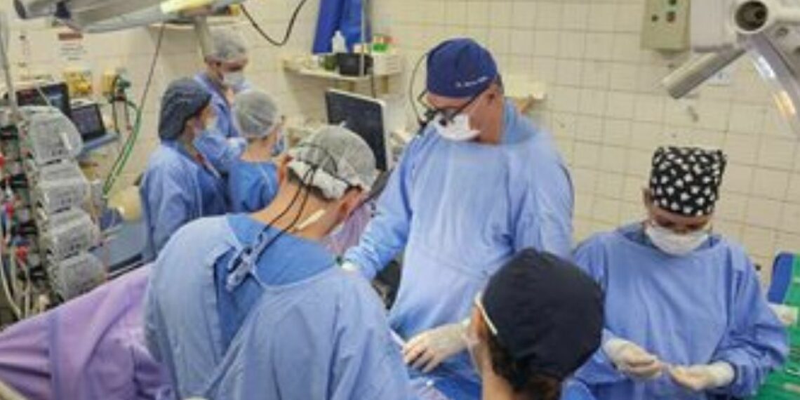 Hospital universitário de MS realiza cirurgia cardíaca rara com apoio de tecnologia avançada e equipe multidisciplinar, reforçando atendimento de alta complexidade no SUS.