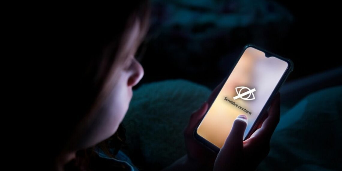 Lei Felca cria novas regras para redes sociais, com foco na proteção de crianças e adolescentes, exigindo verificação de idade e controle parental.