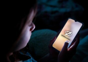 Lei Felca cria novas regras para redes sociais, com foco na proteção de crianças e adolescentes, exigindo verificação de idade e controle parental.