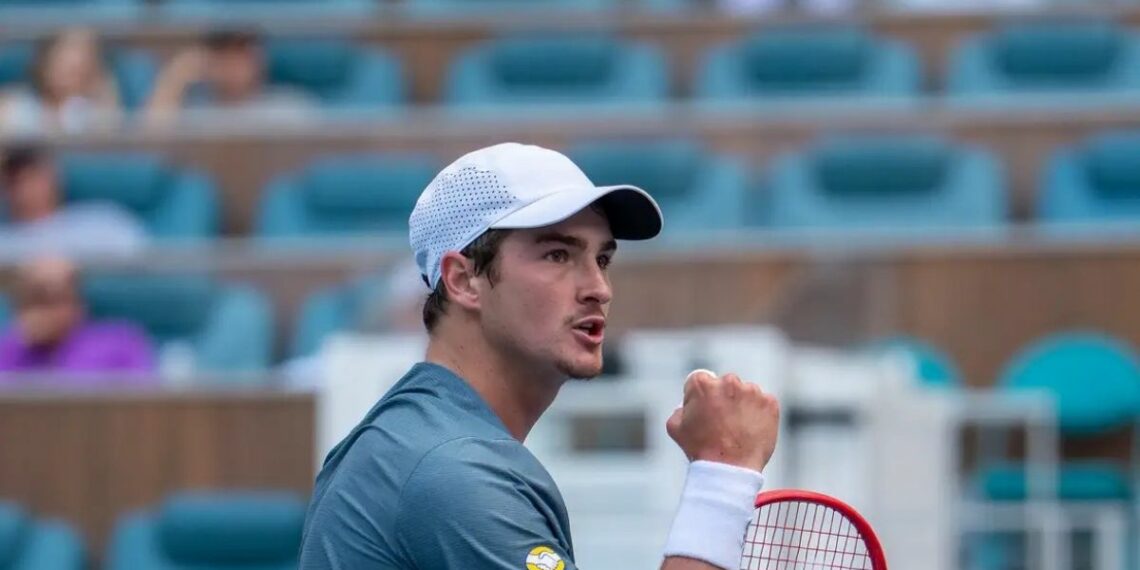 João Fonseca vence estreia no Masters 1000 de Miami e avança para enfrentar Carlos Alcaraz. Brasileiro de 19 anos busca destaque no circuito da ATP.