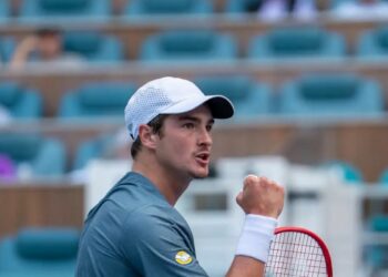 João Fonseca vence estreia no Masters 1000 de Miami e avança para enfrentar Carlos Alcaraz. Brasileiro de 19 anos busca destaque no circuito da ATP.