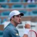 João Fonseca vence estreia no Masters 1000 de Miami e avança para enfrentar Carlos Alcaraz. Brasileiro de 19 anos busca destaque no circuito da ATP.
