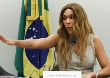 Erika Hilton assume Comissão de Defesa dos Direitos da Mulher e defende ações contra desigualdade, misoginia e violência digital.