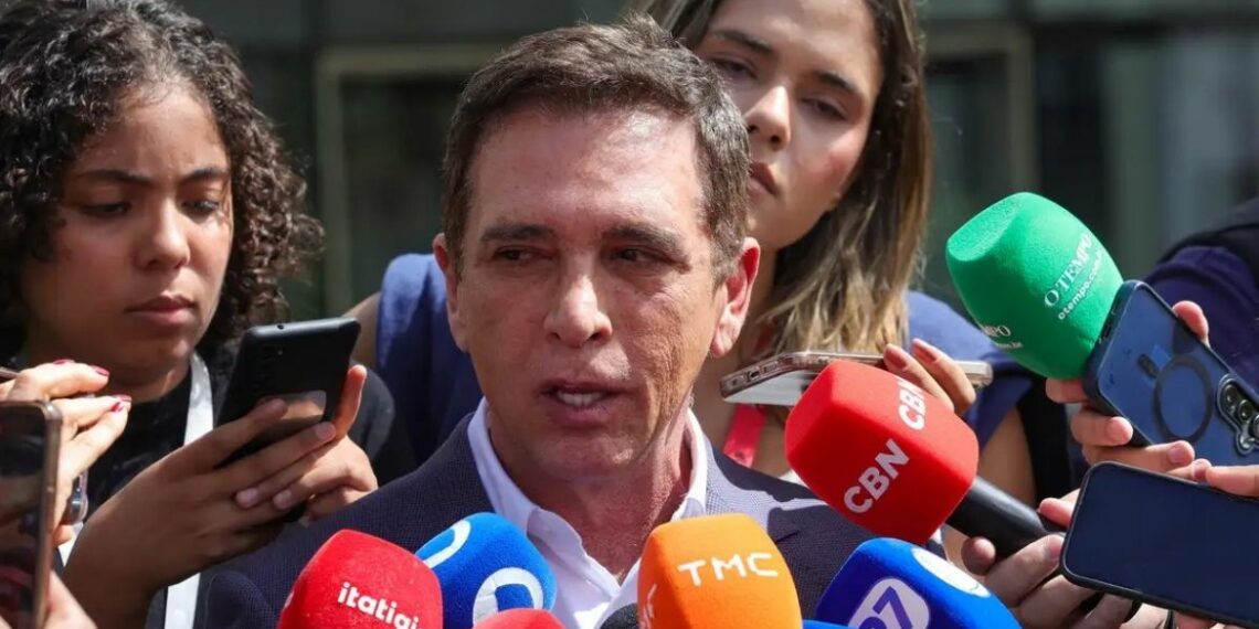 Jair Bolsonaro recebe alta do Hospital DF Star após tratar pneumonia e passa a cumprir prisão domiciliar em Brasília, com tornozeleira eletrônica e prazo inicial de 90 dias.