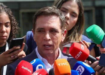 Jair Bolsonaro recebe alta do Hospital DF Star após tratar pneumonia e passa a cumprir prisão domiciliar em Brasília, com tornozeleira eletrônica e prazo inicial de 90 dias.