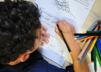 Governo federal entrega Selo Nacional de Alfabetização a estados e municípios que se destacaram na educação básica e na redução de desigualdades.