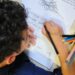 Governo federal entrega Selo Nacional de Alfabetização a estados e municípios que se destacaram na educação básica e na redução de desigualdades.