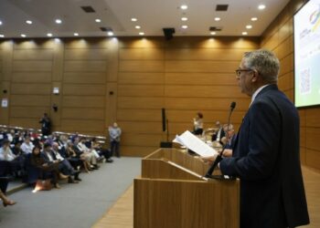 Monique Medeiros, mãe de Henry Borel, é demitida da prefeitura do Rio após sair da prisão. Caso segue com julgamento adiado.