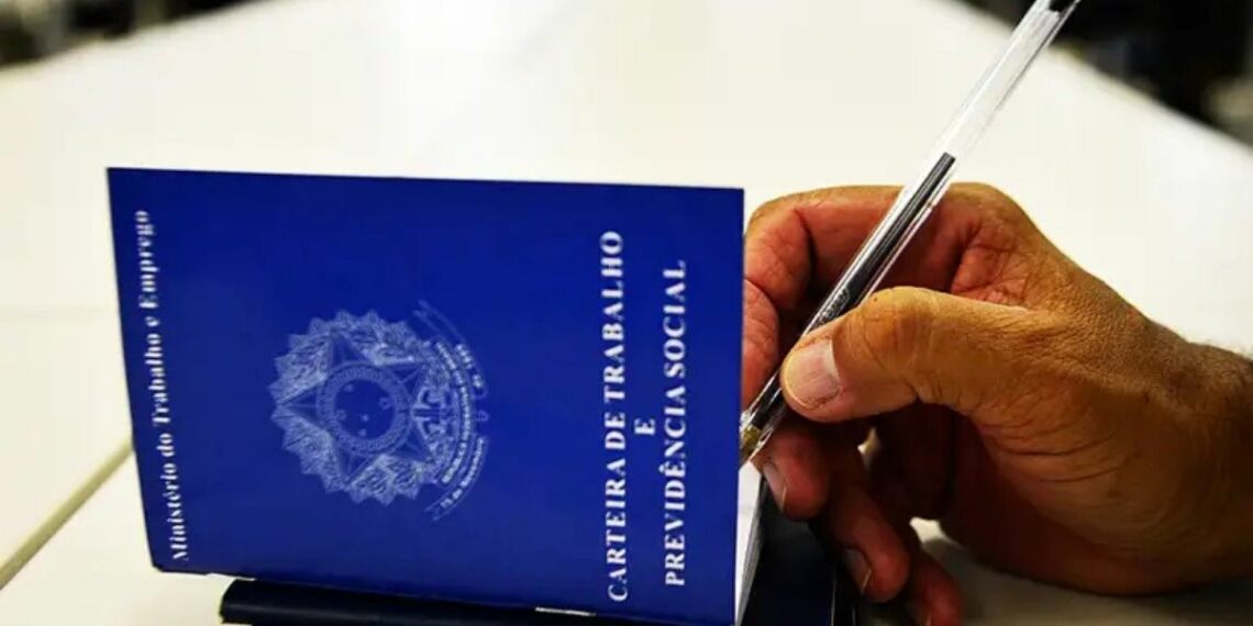 Brasil registra recorde de 66,8% de trabalhadores contribuindo para a Previdência Social, segundo IBGE. Número reforça avanço do emprego formal no país.
