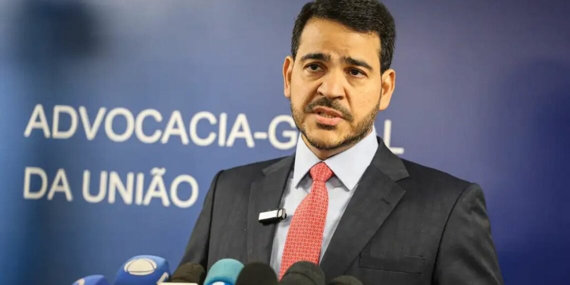 Presidente Lula oficializa indicação de Jorge Messias ao STF. Nome ainda será analisado pelo Senado antes da possível nomeação.
