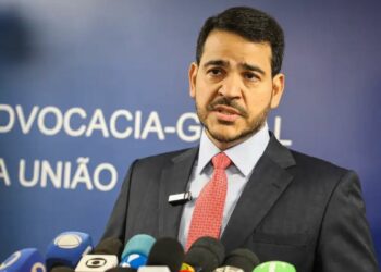 Presidente Lula oficializa indicação de Jorge Messias ao STF. Nome ainda será analisado pelo Senado antes da possível nomeação.