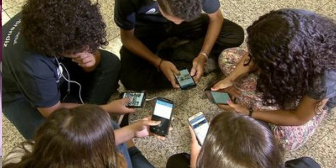 ECA Digital entra em vigor no Brasil e cria regras para proteger crianças e adolescentes em plataformas digitais.