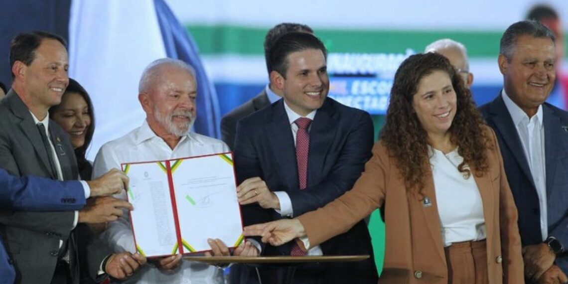  Presidente Lula sanciona lei que reestrutura carreiras do Executivo federal, cria novos cargos e fortalece educação, cultura e gestão pública.