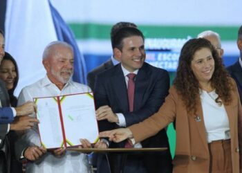  Presidente Lula sanciona lei que reestrutura carreiras do Executivo federal, cria novos cargos e fortalece educação, cultura e gestão pública.