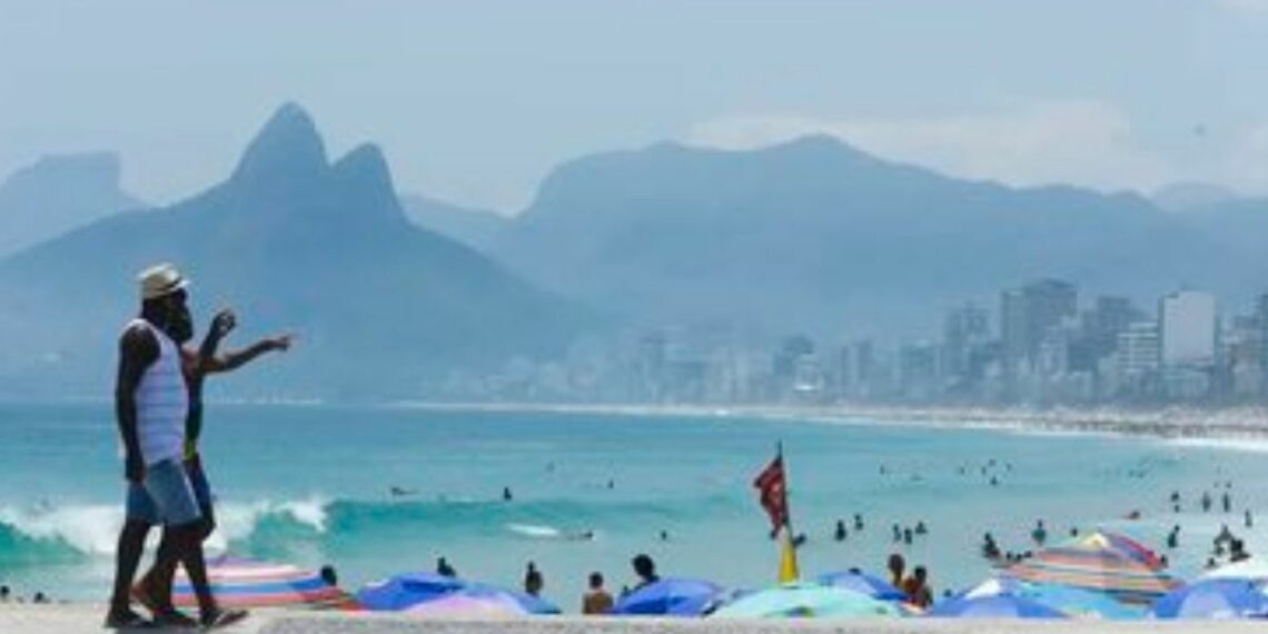 Brasil recebe mais de 2,6 milhões de turistas internacionais no primeiro bimestre de 2026. Dados mostram crescimento de visitantes da Europa e América do Sul.