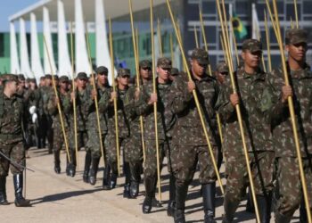 Ministério da Defesa define cotas para negros, indígenas e quilombolas em concursos militares, com percentuais e regras de validação.