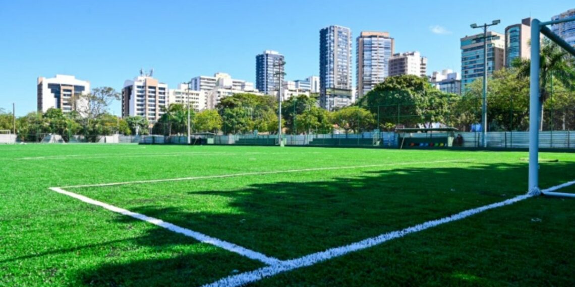 Prefeitura de Vitória inaugura campo da Curva da Jurema com nova estrutura, grama sintética e iluminação para atividades esportivas.