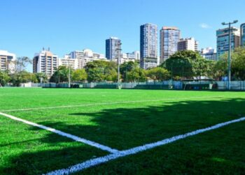 Prefeitura de Vitória inaugura campo da Curva da Jurema com nova estrutura, grama sintética e iluminação para atividades esportivas.