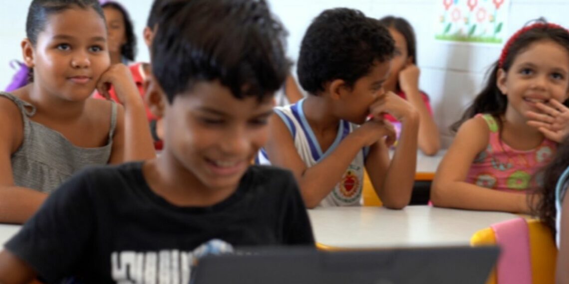 Governo federal inaugura 107 obras na educação com investimento de R$ 413 milhões e anuncia 99 mil escolas com internet adequada.