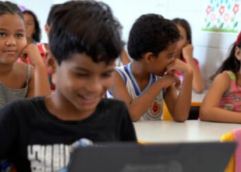 Governo federal inaugura 107 obras na educação com investimento de R$ 413 milhões e anuncia 99 mil escolas com internet adequada.