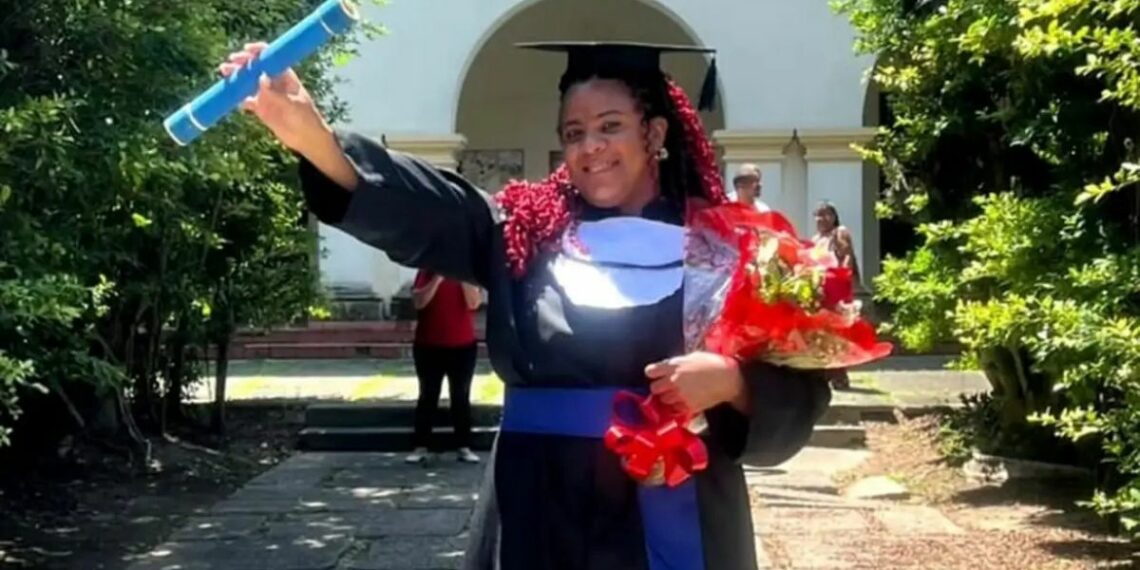 Após 25 anos fora da escola, mulher trans é aprovada em universidade federal e destaca importância da EJA e inclusão na educação.