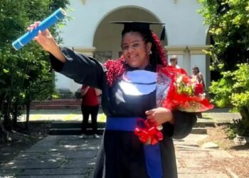 Após 25 anos fora da escola, mulher trans é aprovada em universidade federal e destaca importância da EJA e inclusão na educação.