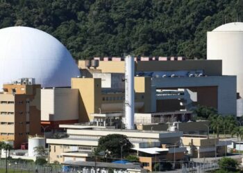 Especialistas apontam energia nuclear como caminho para autonomia energética do Brasil, com destaque para Angra 3 e domínio do ciclo do urânio.