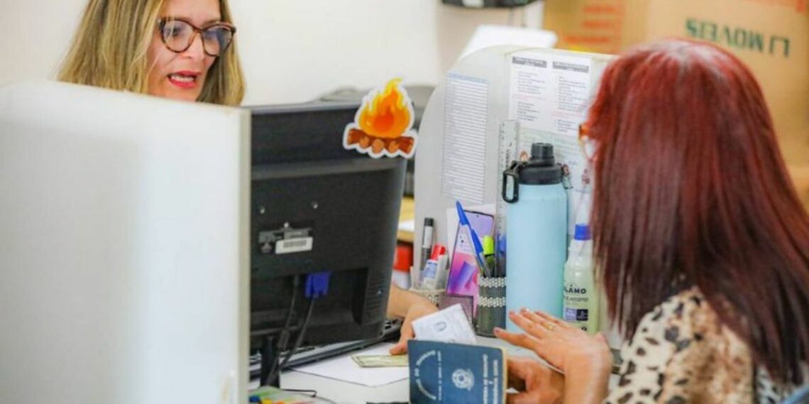 Inscritos no CadÚnico tiveram saldo positivo de 112 mil empregos formais em janeiro de 2026, superando resultado geral. Dados mostram maior estabilidade no trabalho.
