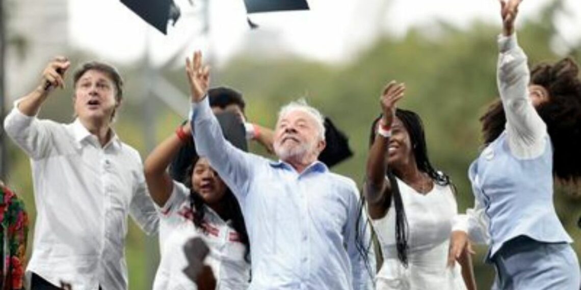 Lula participa de evento em São Paulo que celebra políticas de acesso à educação superior e anuncia novas ações como expansão de cursinhos populares e programa de hip-hop.